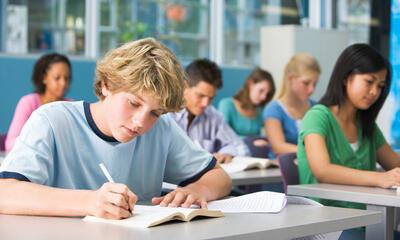 Veel meer kans op diploma hoger onderwijs als je thuis Nederlands spreekt