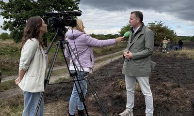 Tom Seurs bezoekt het terrein na de verwoestende brand.