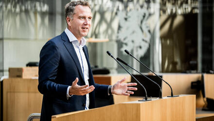 Tom Seurs ondervraagt minister Demir over haar plannen voor het hoger onderwijs.